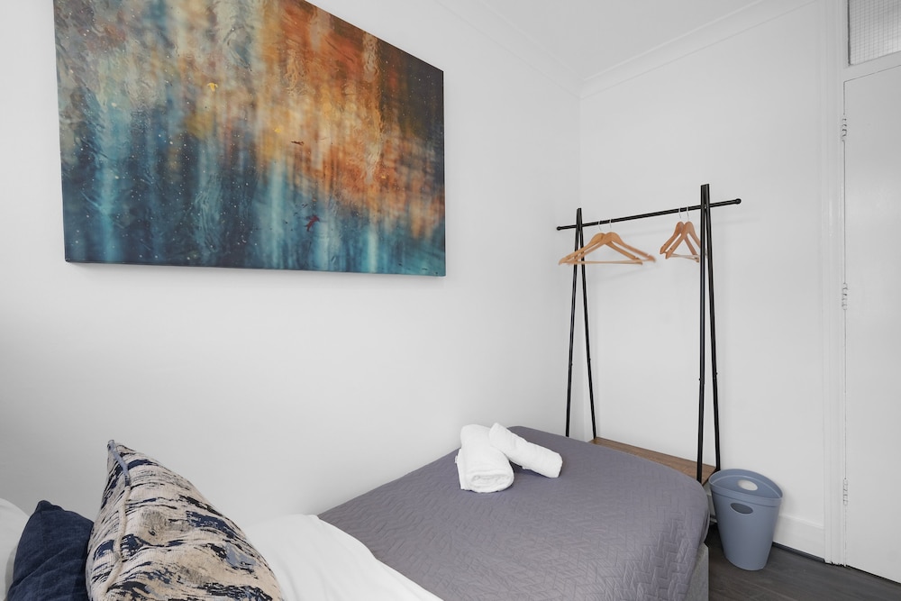 Spacious 5BR 3BA Serviced Hse in Croydon