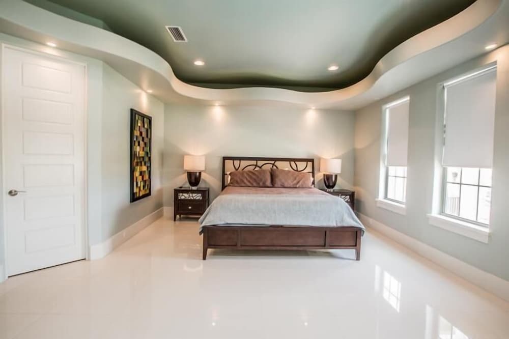 Bord du Mer 6 Bedroom Holiday Home by Five Star Properties