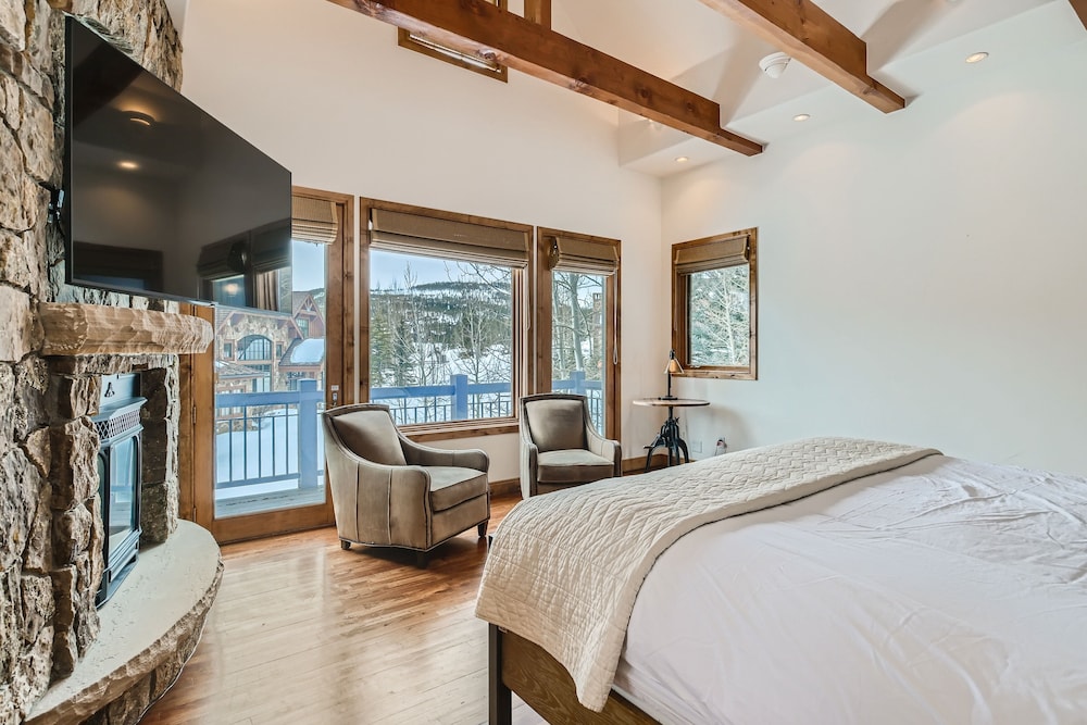 New Listing! Apres & Fairway Retreat 5 Bedroom Home by RedAwning view 5