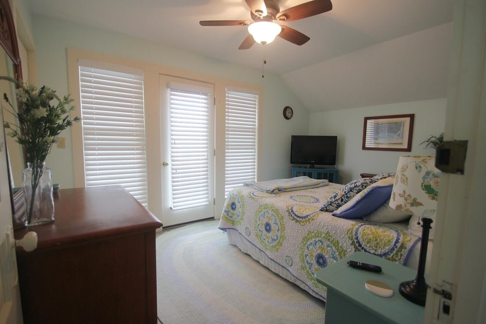 3314 Highland Ave. 4 Bedroom Home by RedAwning view 3