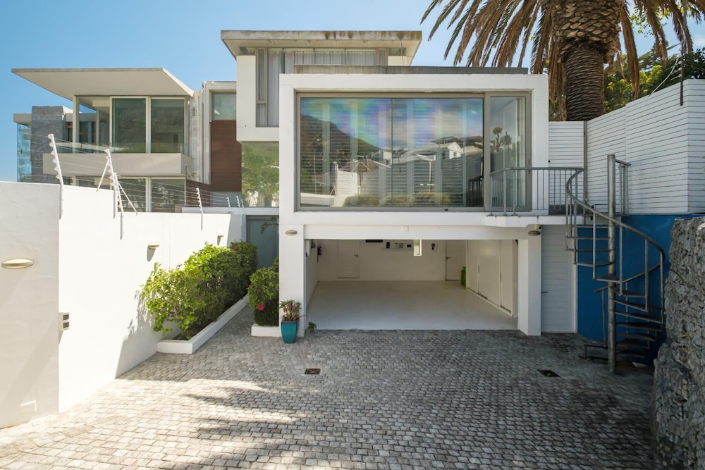 Villa Bleu Blanc in Camps Bay With Pool and Views