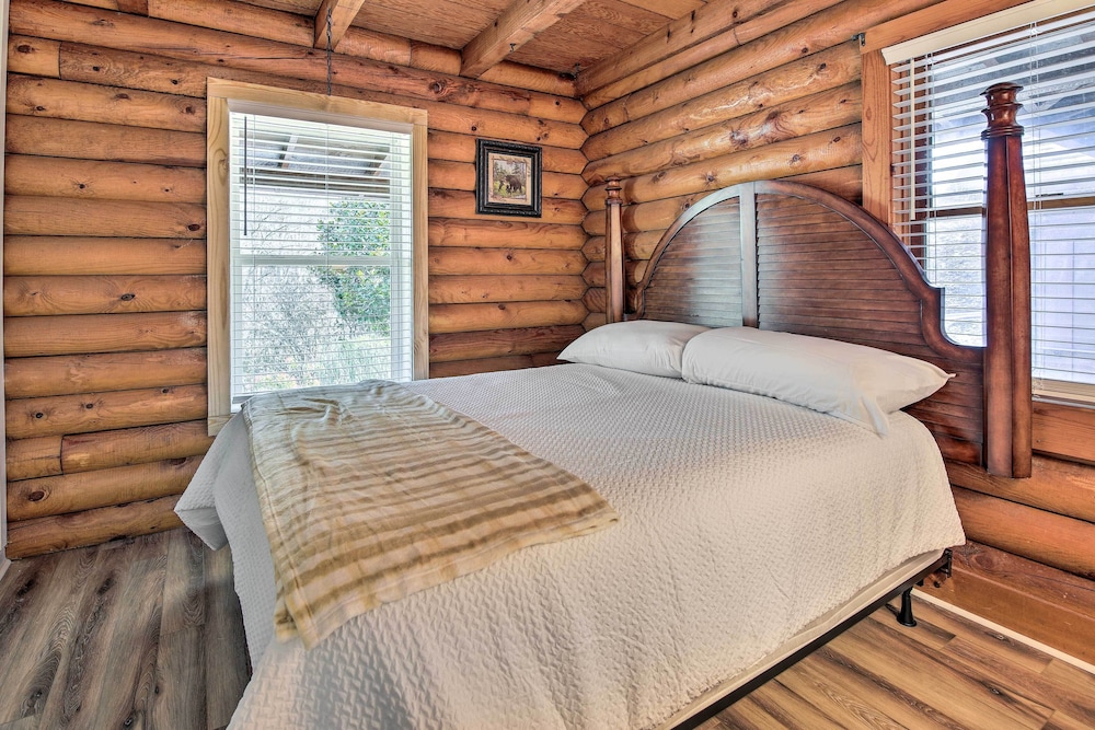 Pet-friendly Gatlinburg Cabin w/ Hot Tub!