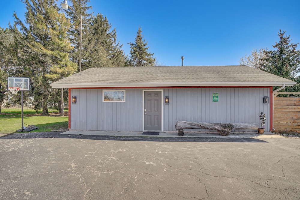 9 Mi to Shore: Home w/ Hot Tub in Howards Grove!