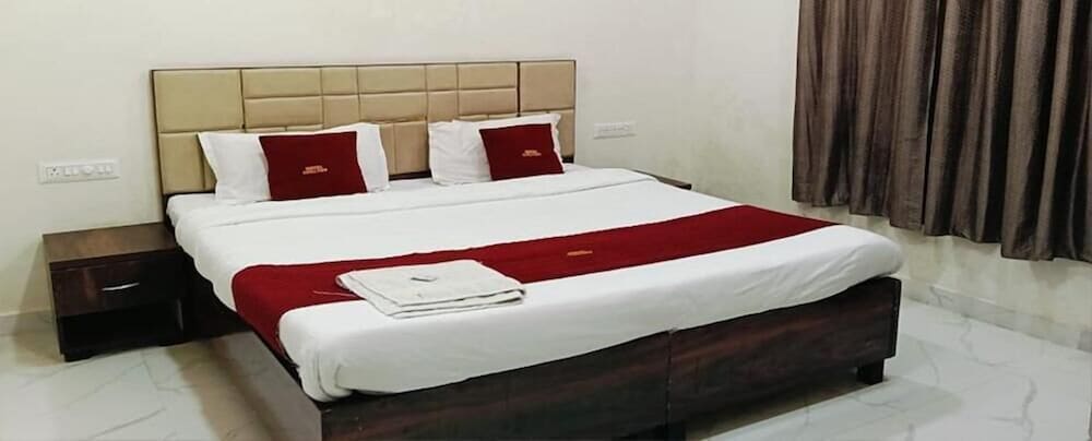Fabhotel Red Pepper