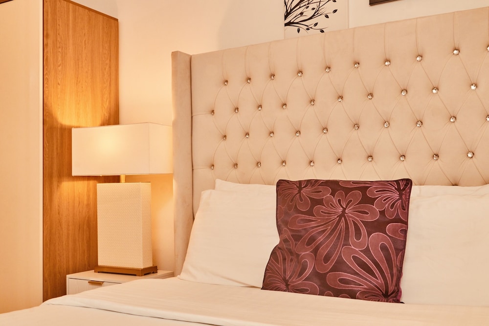 Modern Leeds City Apartment view 5