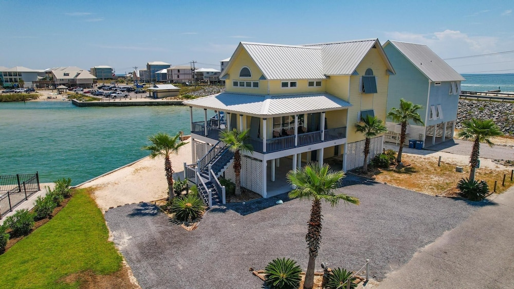 The Pelican 4 Bedroom Home by RedAwning
