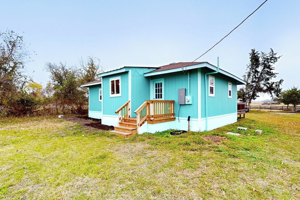2BR Countryside Charmer w/ Fire Pit & W & D
