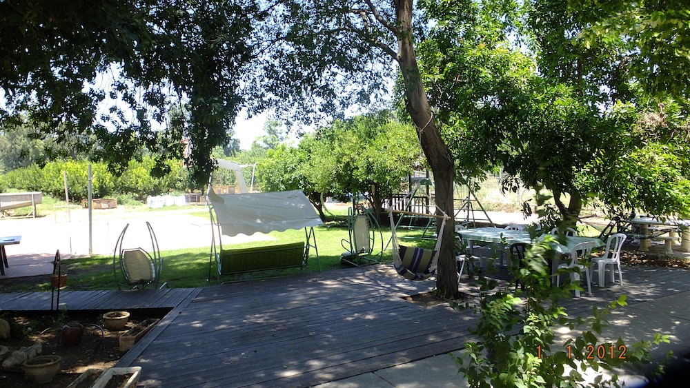 Nuriel Fruit & Guest House