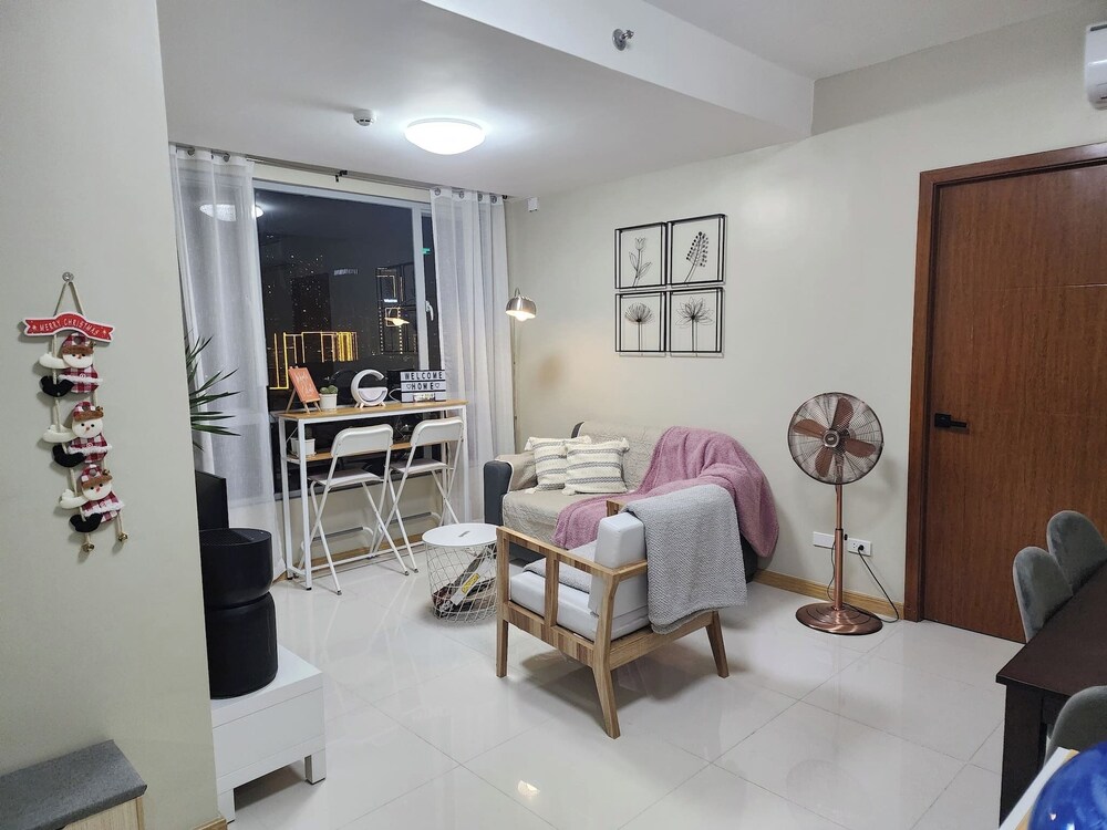 Cozy 1BR Condo in Mandaluyong City With City Skyline View
