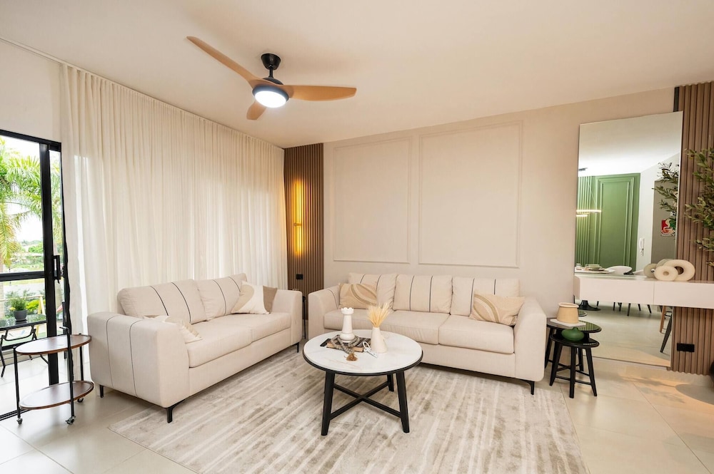 Dream Stay - Pool & Gym - 10min Airport & Homs
