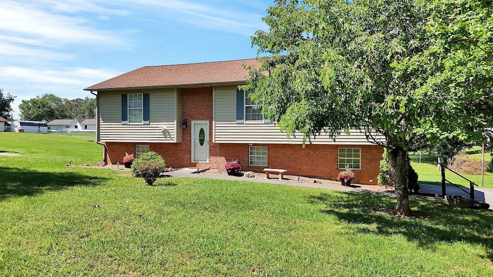 Smoky Mtn Retro 4 Bedroom Home