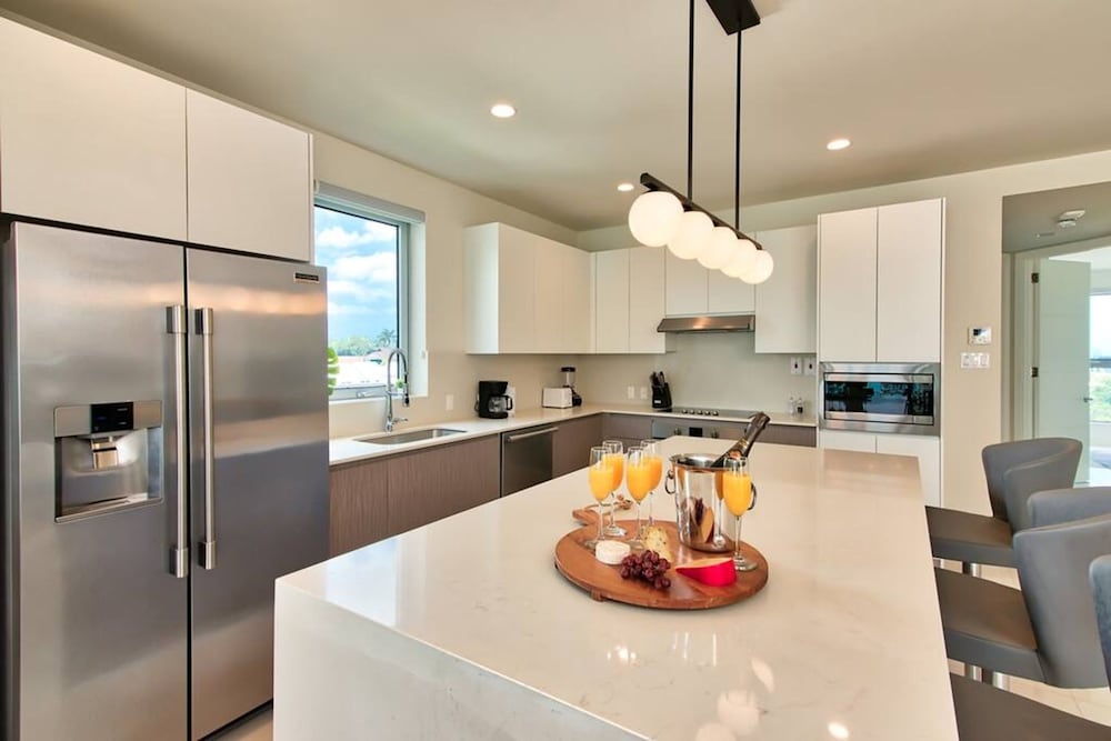 Stylish Paradise Luxury Waterfront Apartment at Soleil Residences