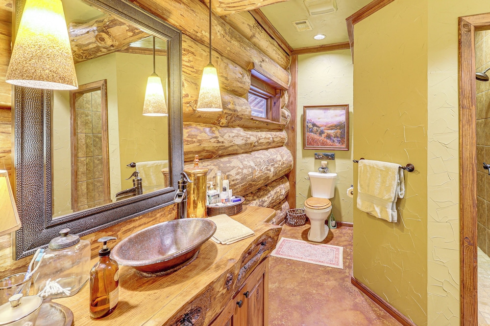 Fish, Boat & Hike: Pet-friendly Cabin in Arkansas