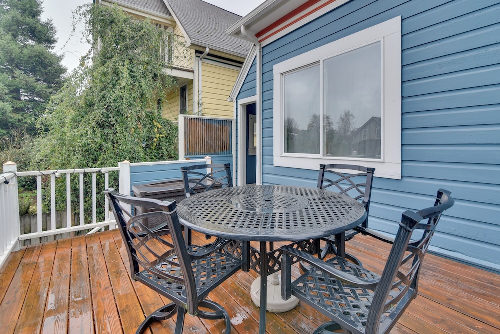 < 1 Mi to Moda Center: Walkable Portland Retreat!