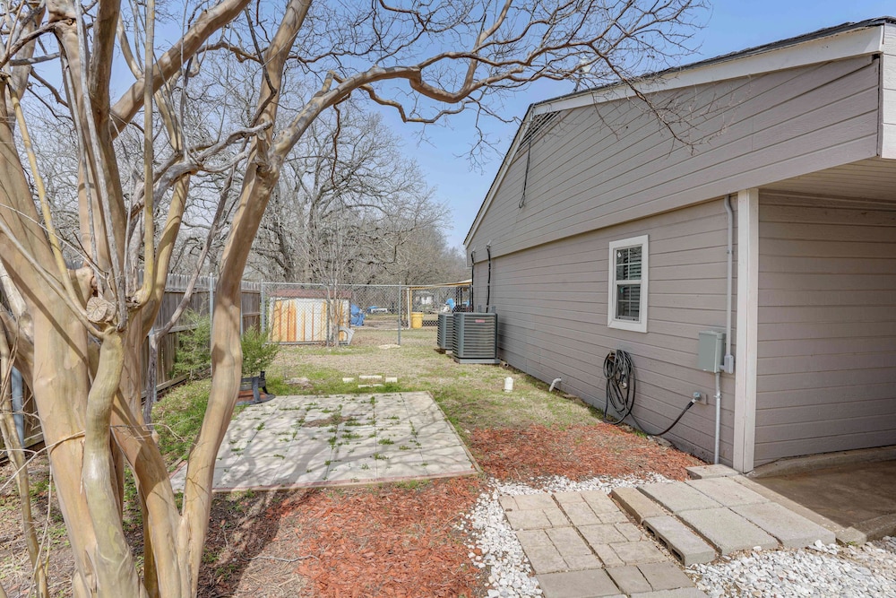 Hot Tub & Fenced Yard: Dog-friendly Gem in Denison