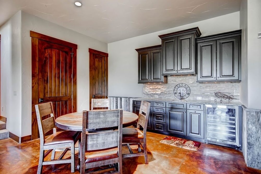 Three Sisters Lookout 5 Bedroom Home
