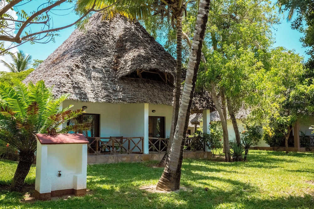 Uroa Bay Beach Resort