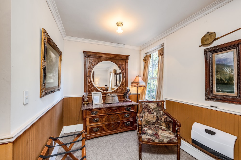 The Dutch Flat Hotel