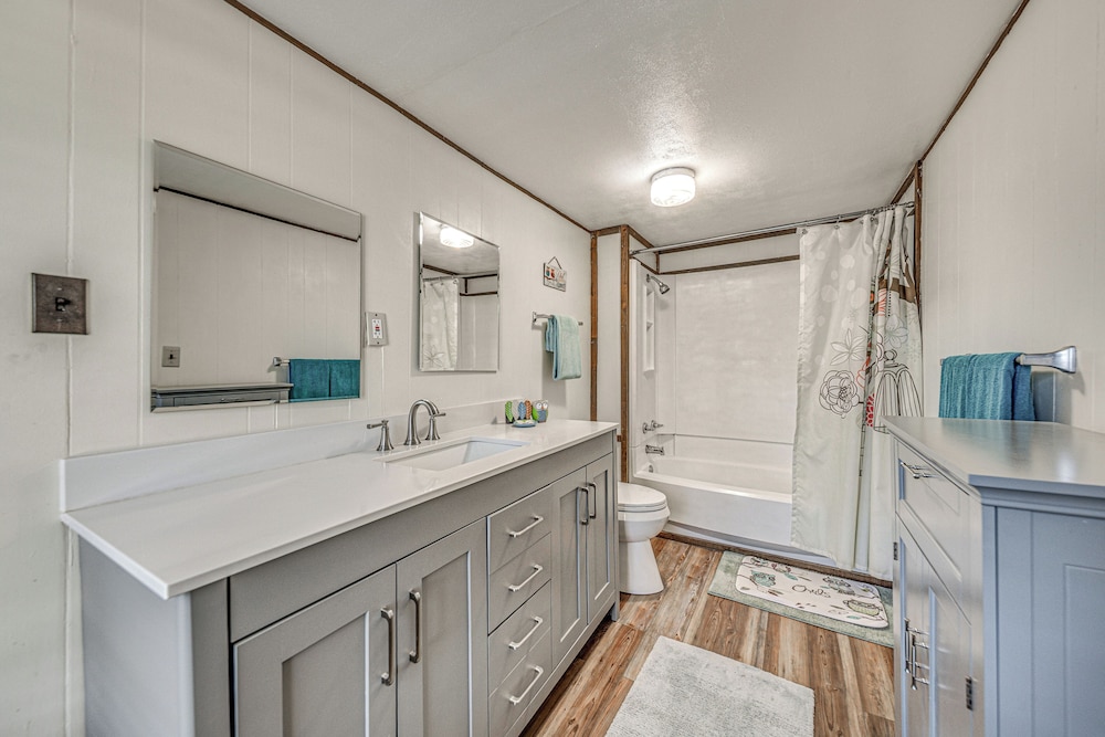 Walk to Downtown Ruidoso: Cozy Wooded Retreat