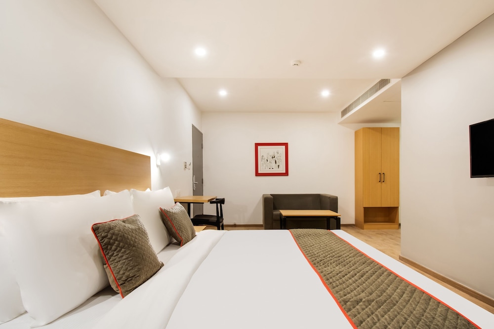 OYO Townhouse 228 Hotel Alana view 4