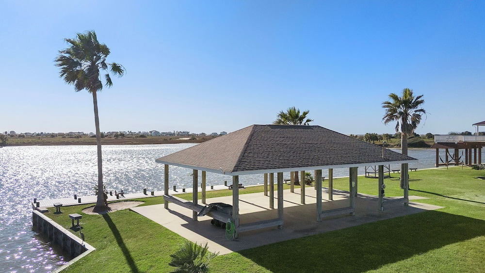 Captain's Manor by Ryson Vacation Rentals