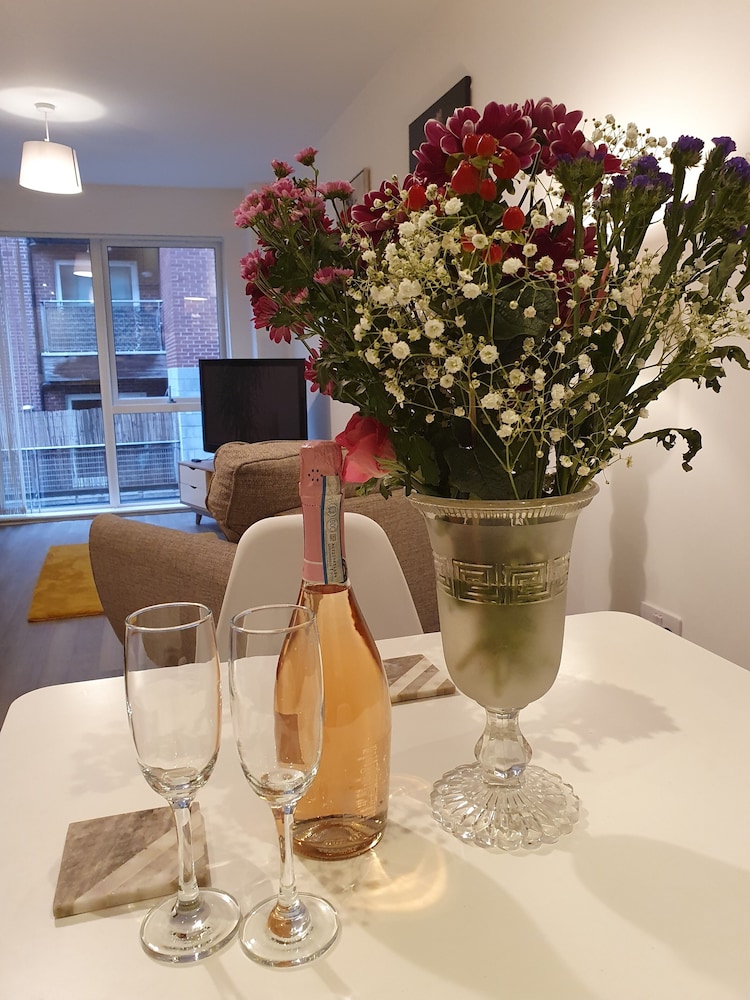Stylish 2-bed Apartment in Manchester City Center view 4