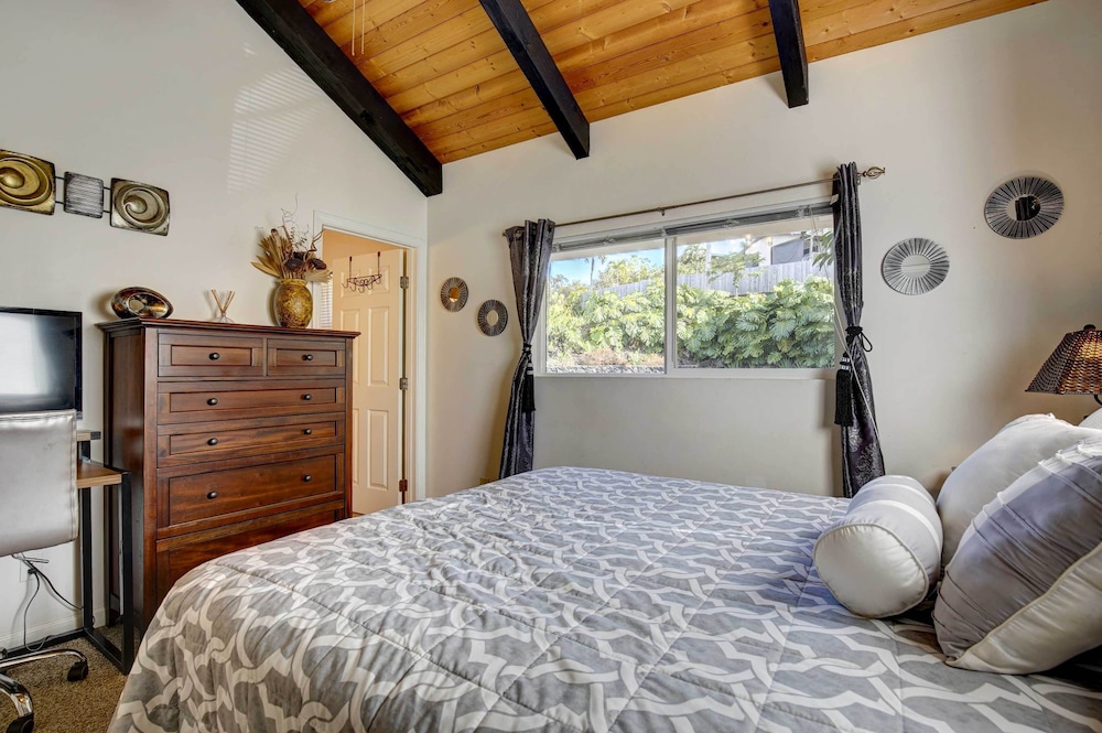 Cozy Kona Coast Apt w/ Lanai ~ 8 Miles to Beach! view 5