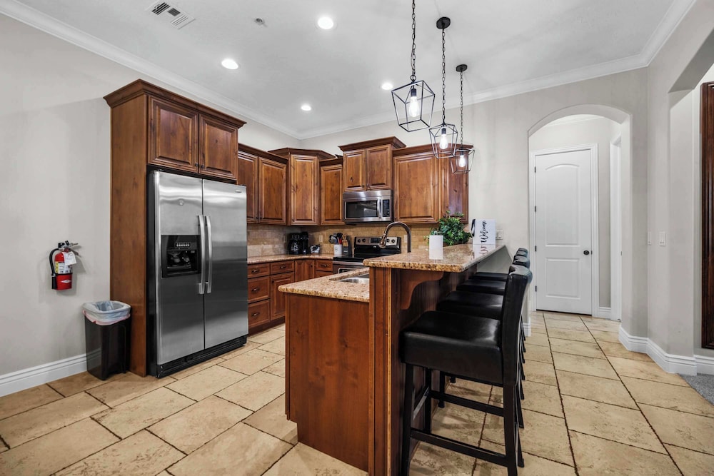 Pool & Sunshine Retreat - Resort-style Amenities
