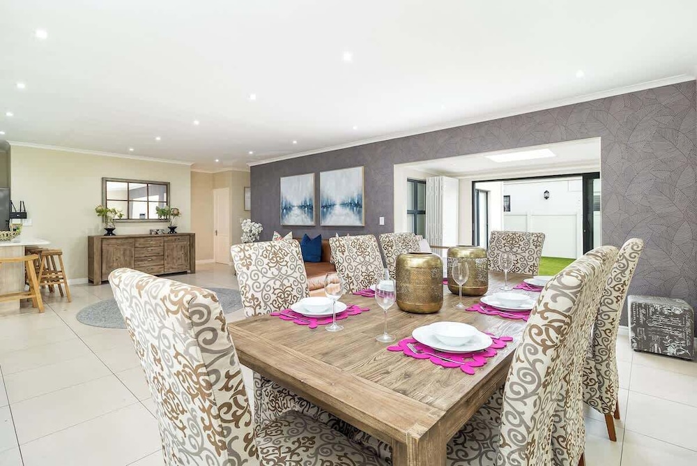 Spacious Sunningdale Retreat With Poolside Charm