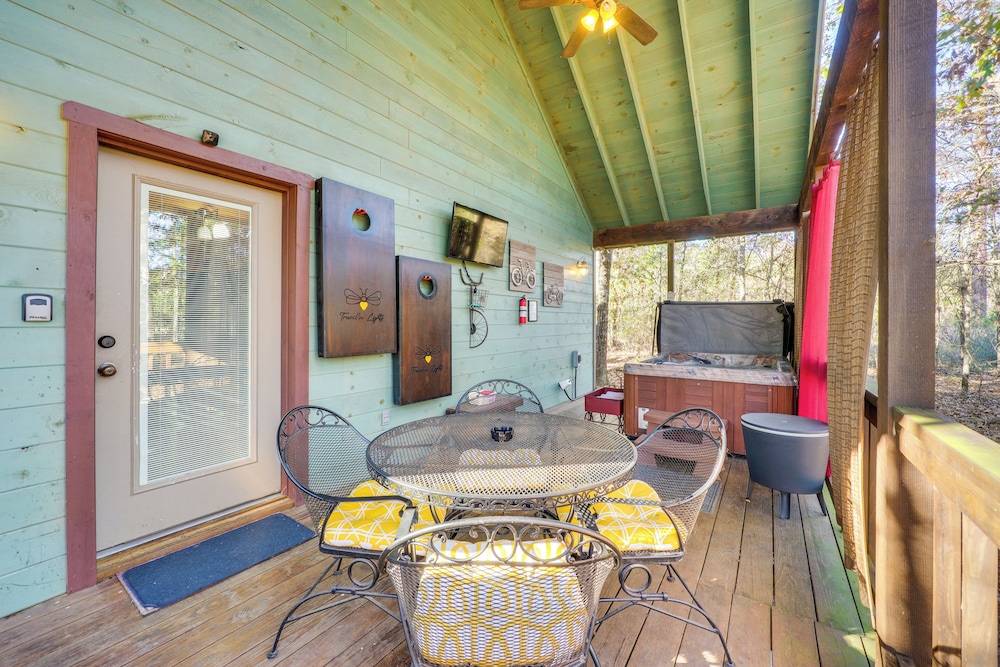 Hot Tub & Fire Pit: Cozy Cabin in Broken Bow!