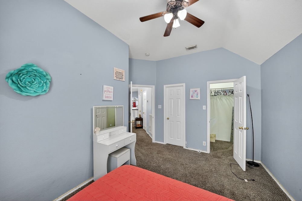 San Antonio Oasis Hot Tub & Pool Access 4 Bedroom Home