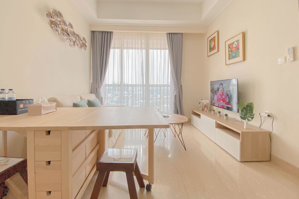 Big and Cozy 1BR with Working Room Menteng Park Apartment