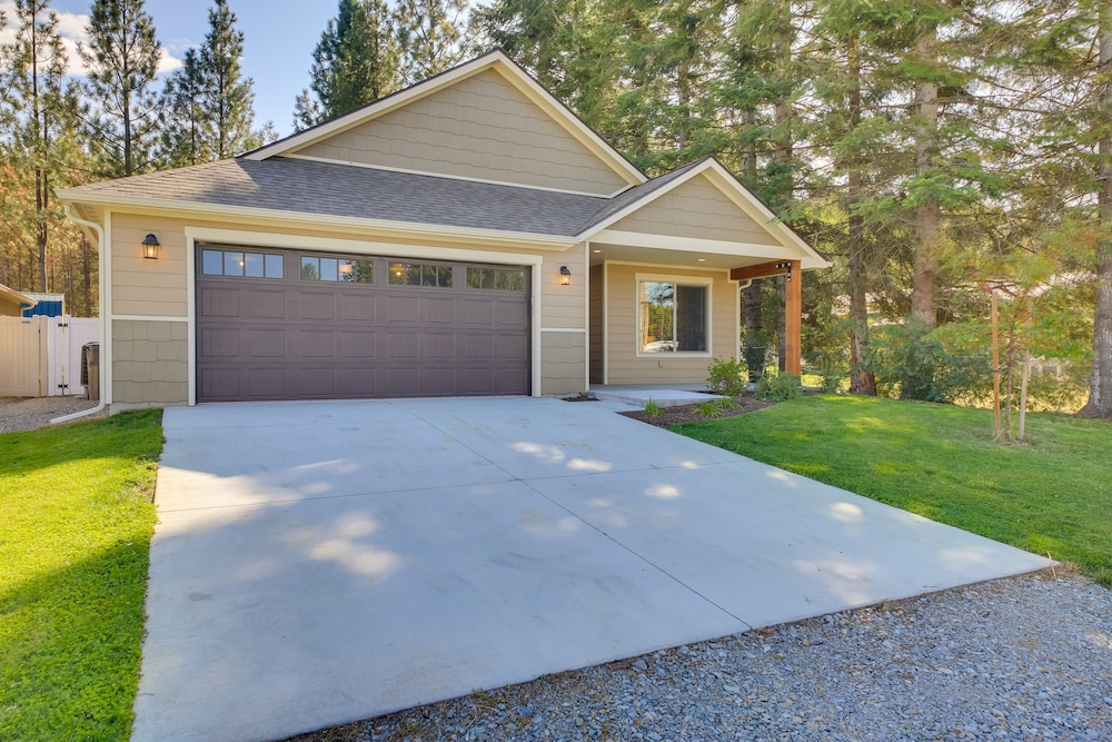 Pet-friendly Oldtown Retreat: Hot Tub  Kayaks! - Property Image 2