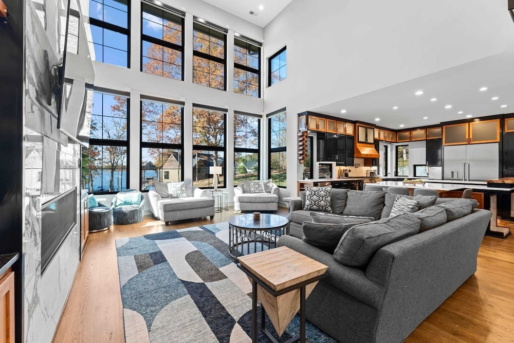 The Grand on Greenbay-7 Bedrooms Sleeps 21 Modern new Build