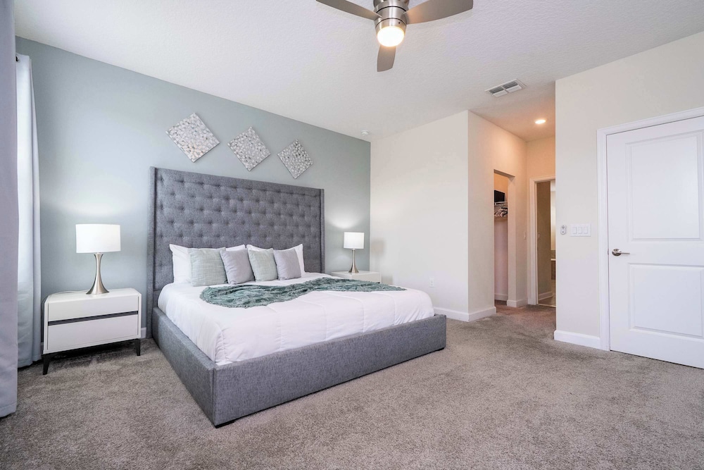 Stunning Game Room & Pool Jacuzzi Storey Lake 2799