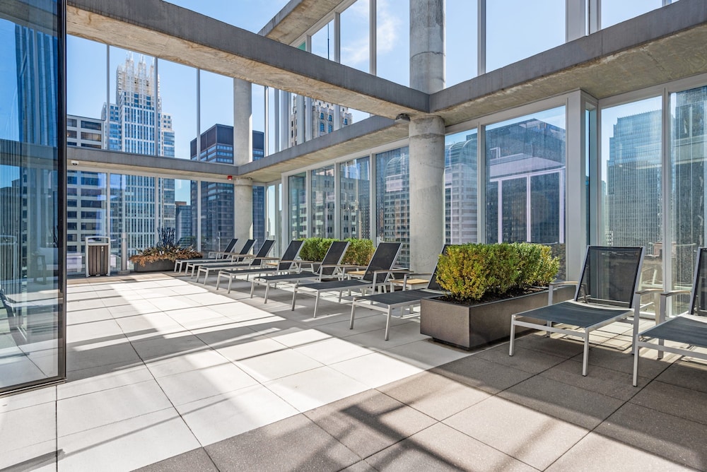 Loop City Views 2BR Apt Near Riverwalk