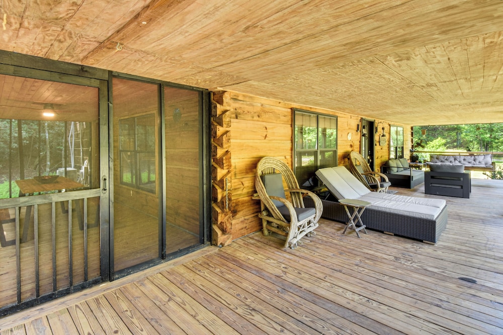 'the Cabin at Dukes Creek' w/ Fire Pit & Hot Tub!