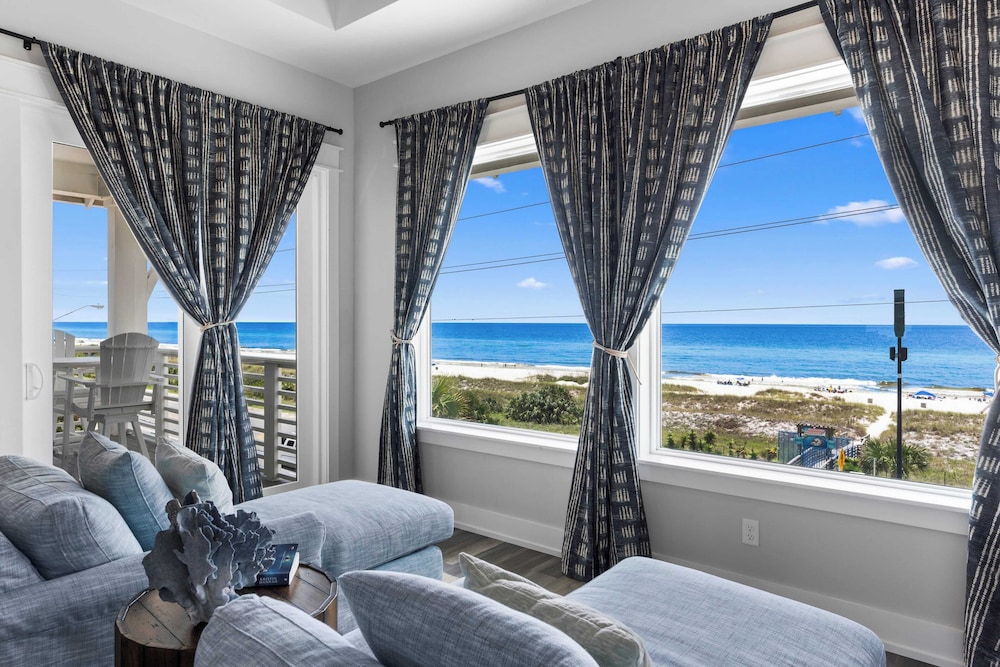 Gulf Views, Pool, Rooftop Lounge & Private Beach Heavenly Day by Avantstay