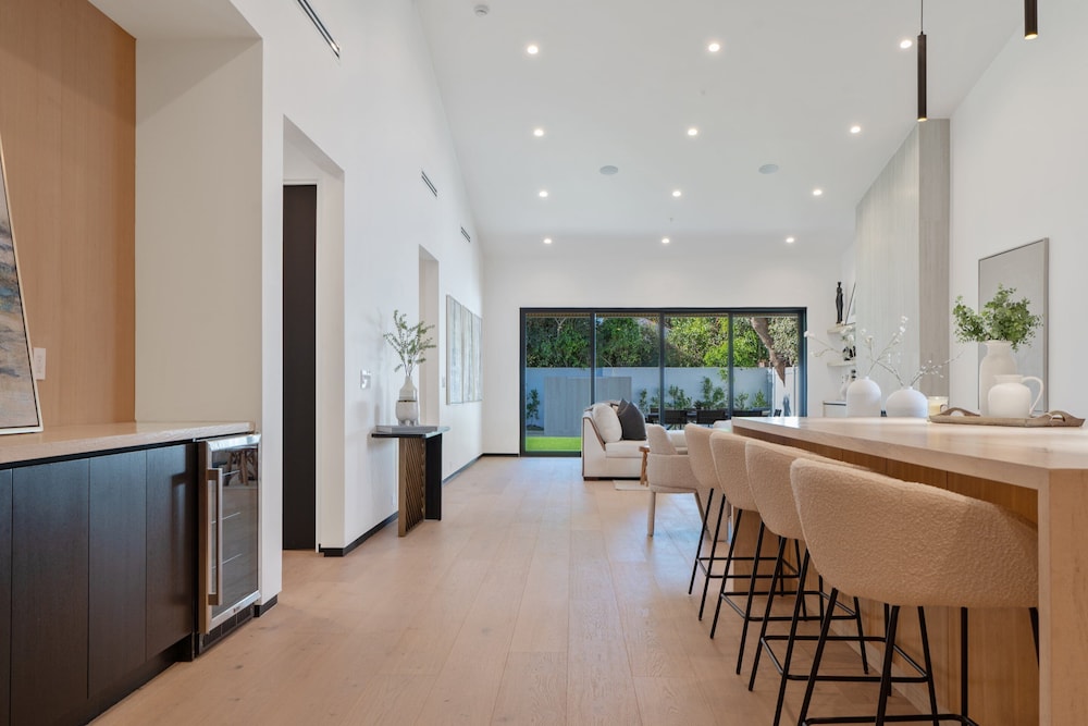 Noble Modern - Urban Sanctuary in Sherman Oaks With Poolside and Patio