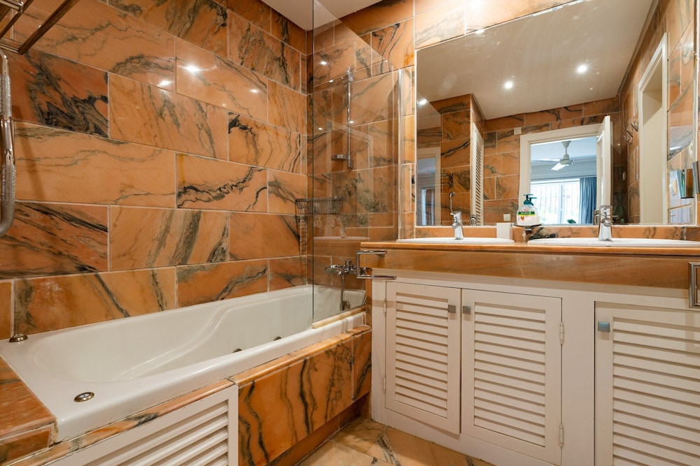 White Pearl Beach Elviria H1