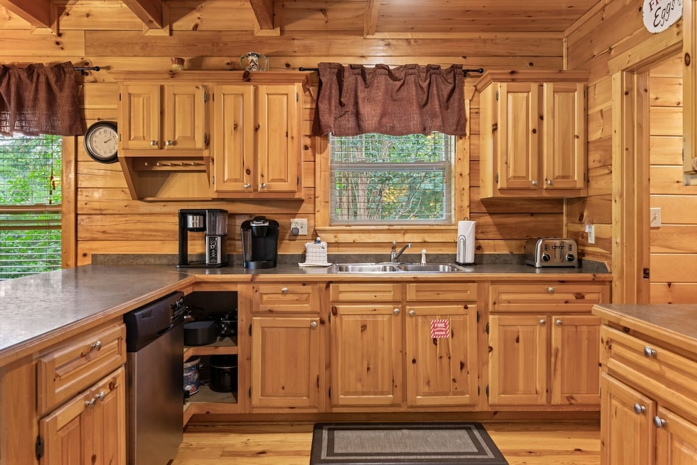 Triple Mountain View Stunning 4 BDR Cabin w/ Private Hot Tub, Game Room