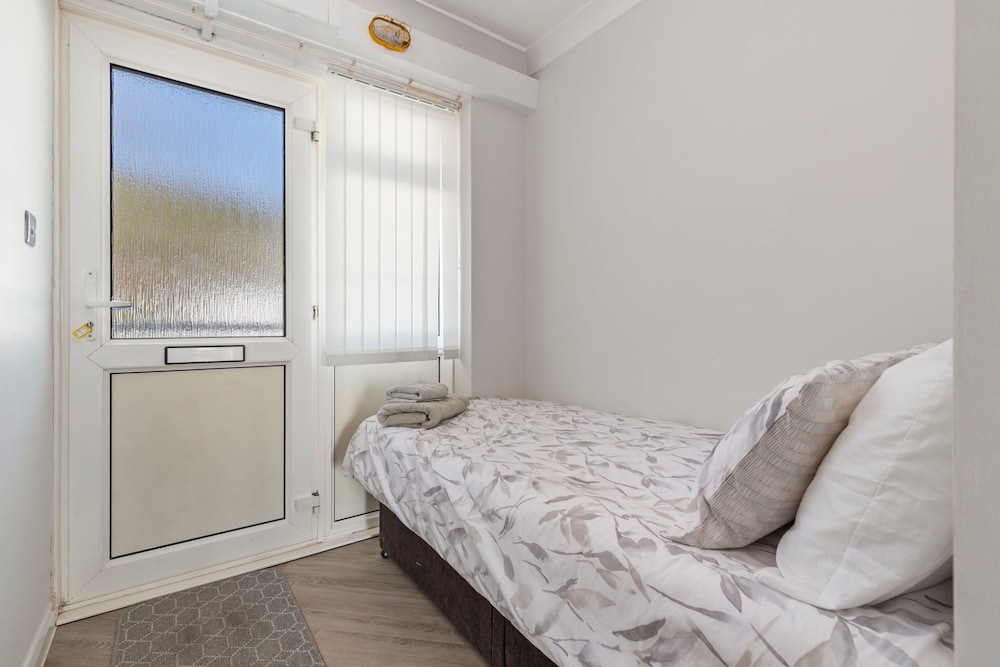 9 Strandways - Sea Views Parking Beach Access