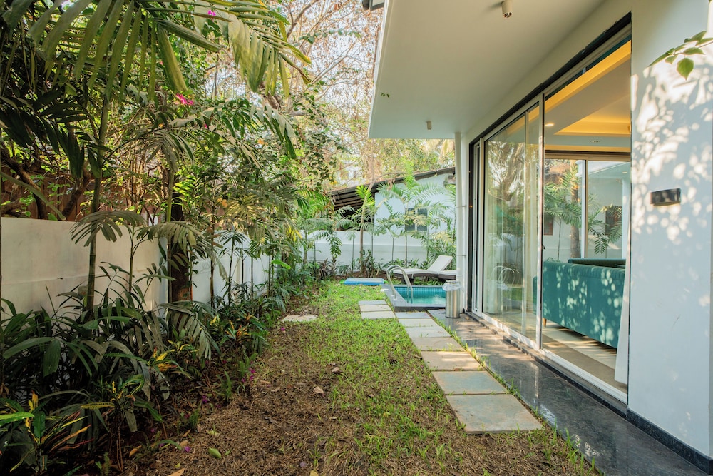 ELIVAAS Laguna Camellia | Luxe 4 BHK Villa Near Popular Beaches with Private Pool