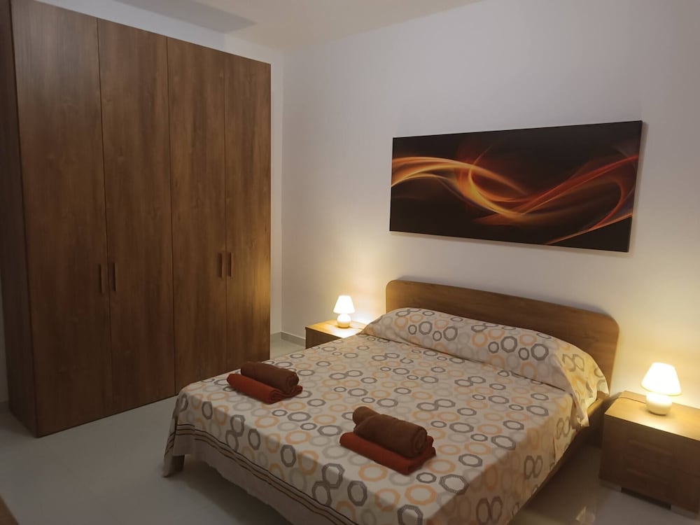 Seaside Stylish and Spacious 2-bedroom Apartment