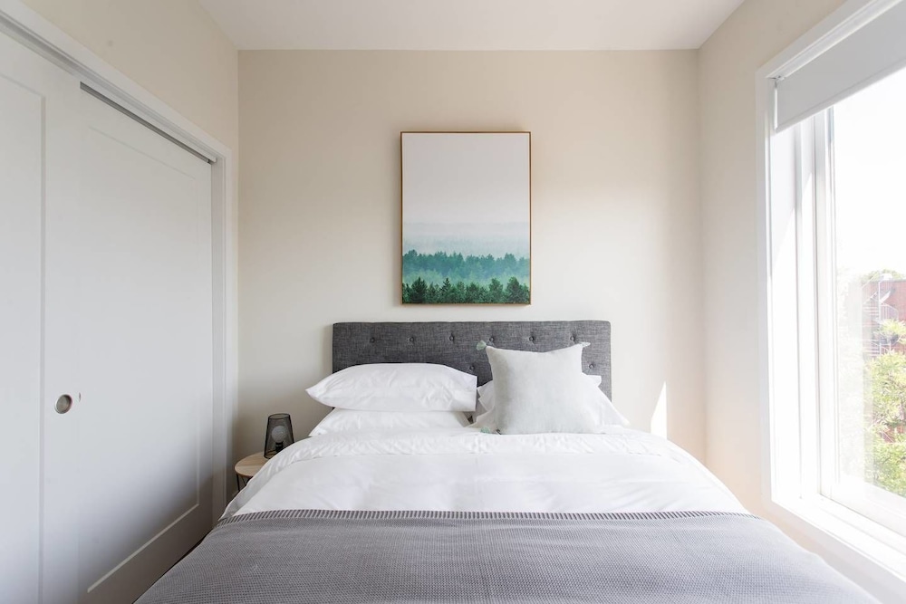 Spectacular and Modern Little Italy Penthouse - Image 3