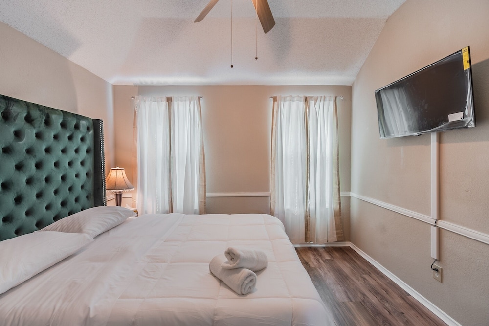 Discount Included! Stunning, Modern, Spacious Getaway Fits Any Group, 2 Game Rooms, Hot Tub 5 Bedroom Home by Redawning - Property Image 31