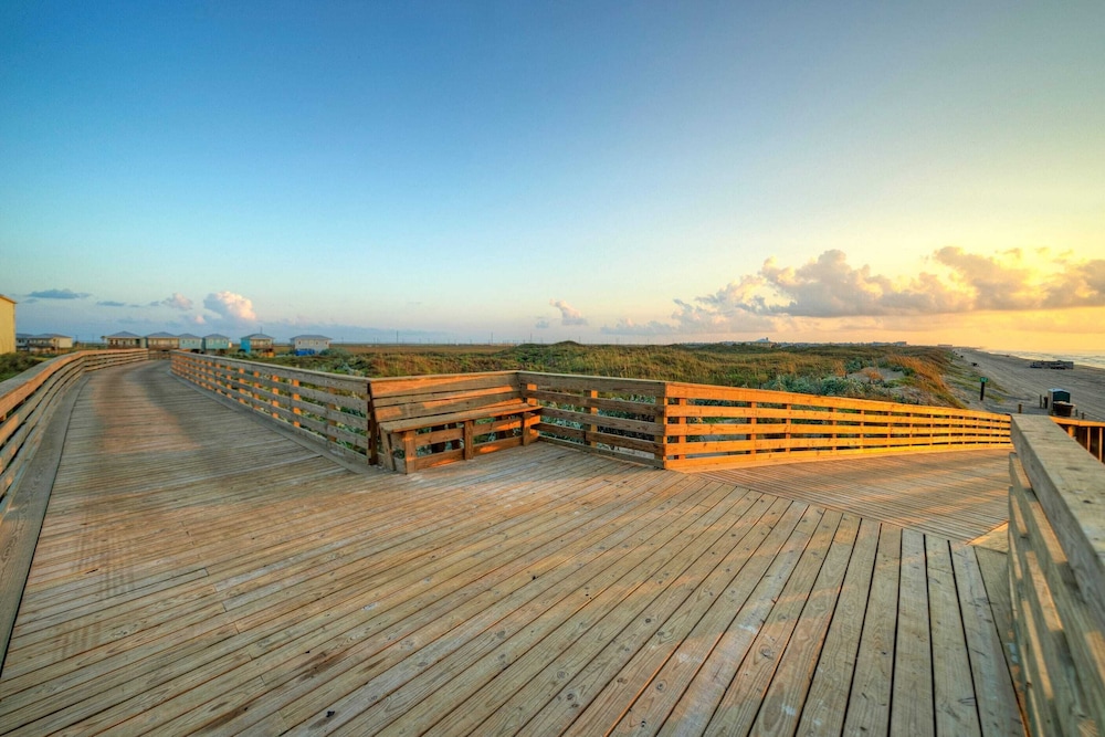 Cart-friendly Boardwalk to the Beach Private Pool, Firepit & Pond Views 361 Bayview