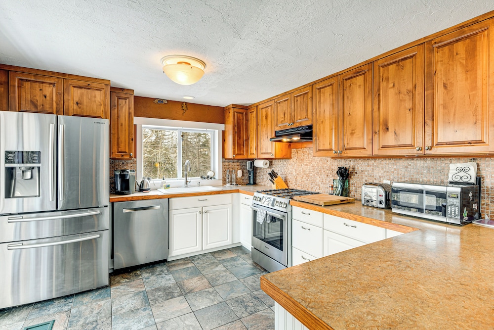 11 Mi to Sugarbush: Eclectic Ski House w/ Hot Tub!