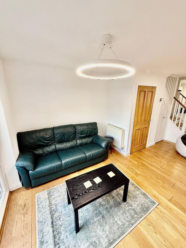 2 Bed House - Sleeps 4 - Parking - Wifi