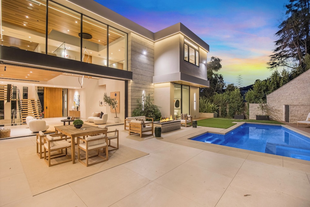 Hutton Villa - 5-bedroom Retreat in Iconic Beverly Hills Oasis